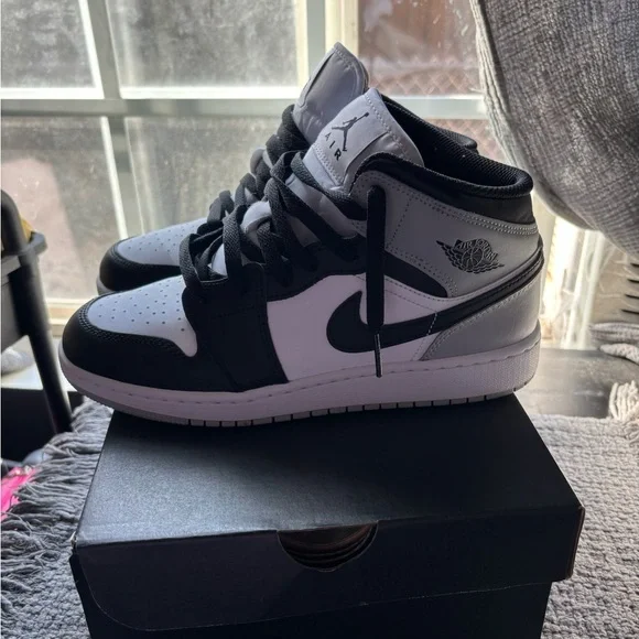 Youth Black and White Sneaker Jordan 1s